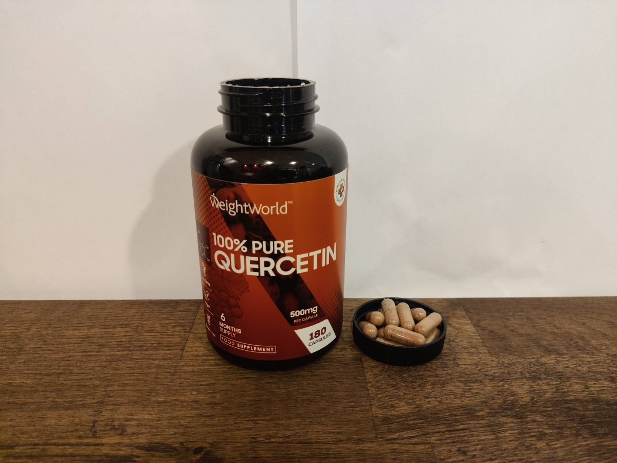 Weight World Quercetin fotograferad av oss på skrivbordet med kapslar bredvid