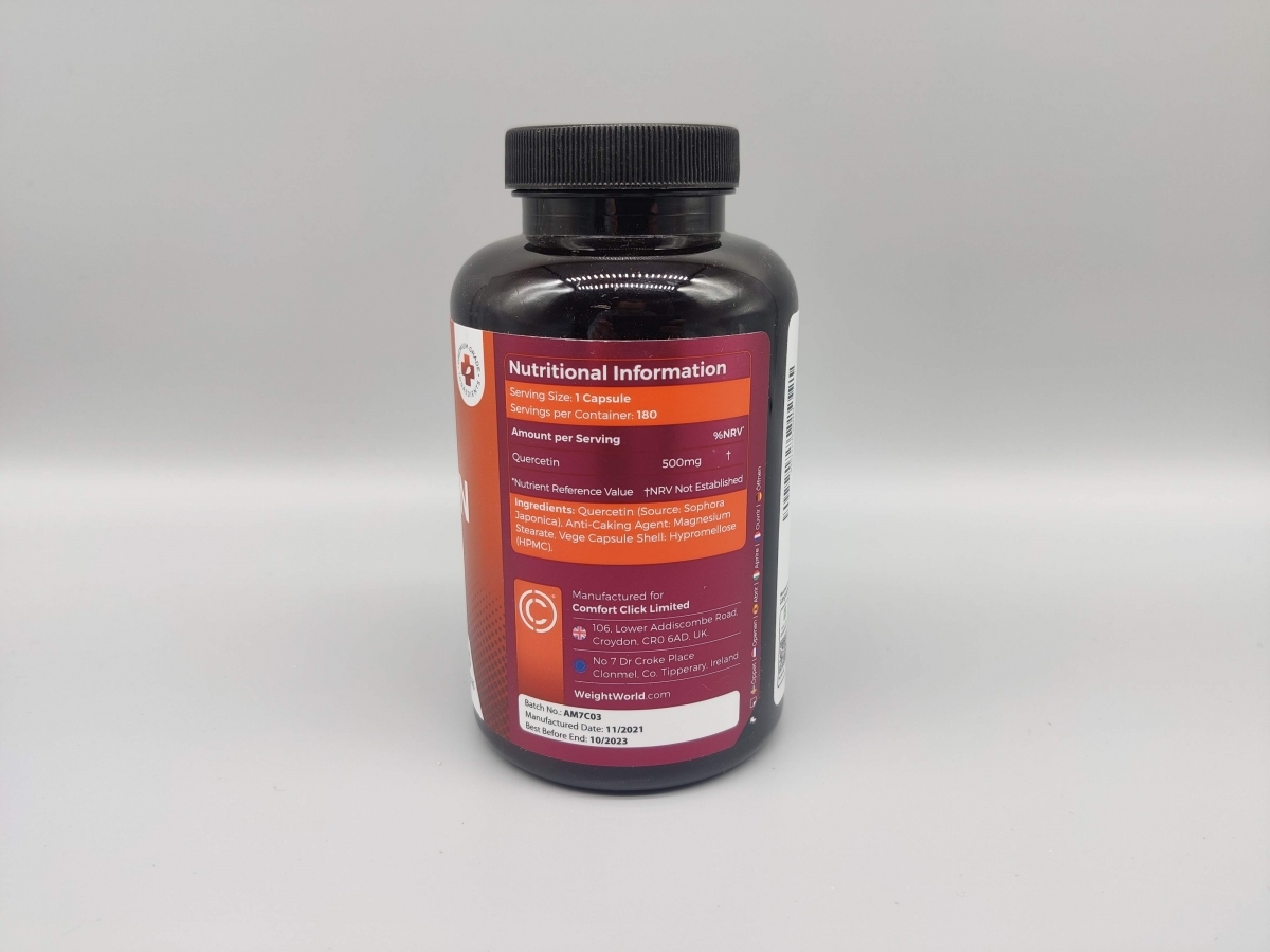 Närbild på innehållsetiketten 500 mg quercetin per kapsel fotad under vårt test