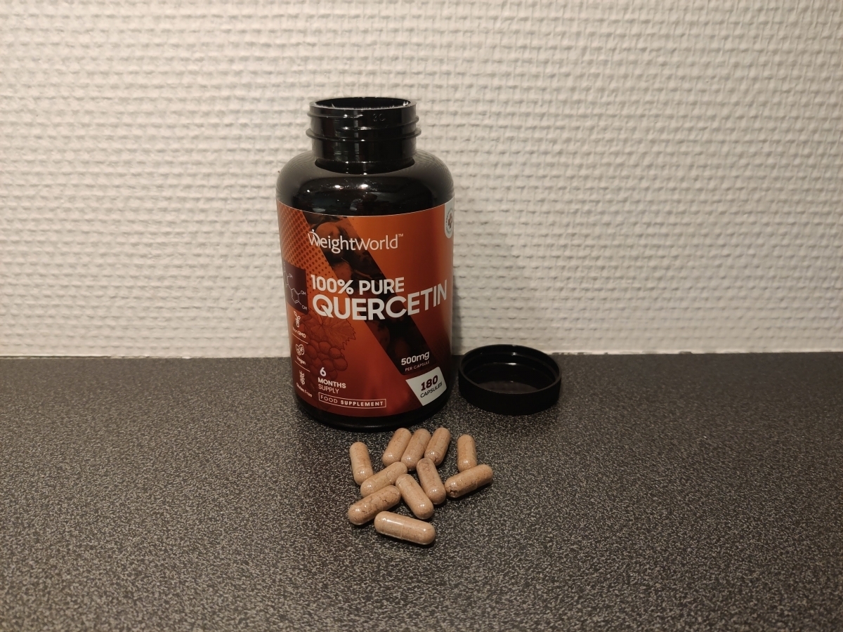 Vår egen bild av Weight World Quercetin, öppnad burk med kapslar på bänken under testet
