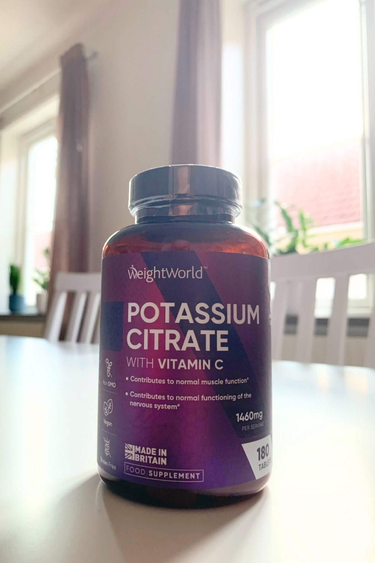 Vår bild av Weight World Kalium + C‑vitamin med tydlig märkning på köksbordet