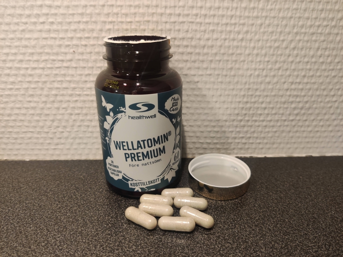 Wellatomin Premium öppnad med kapslar på bänken, egen testbild