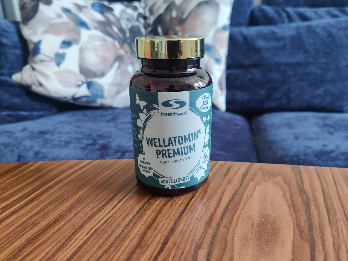 Wellatomin Premium på soffbordet i kvällsljus, egen bild