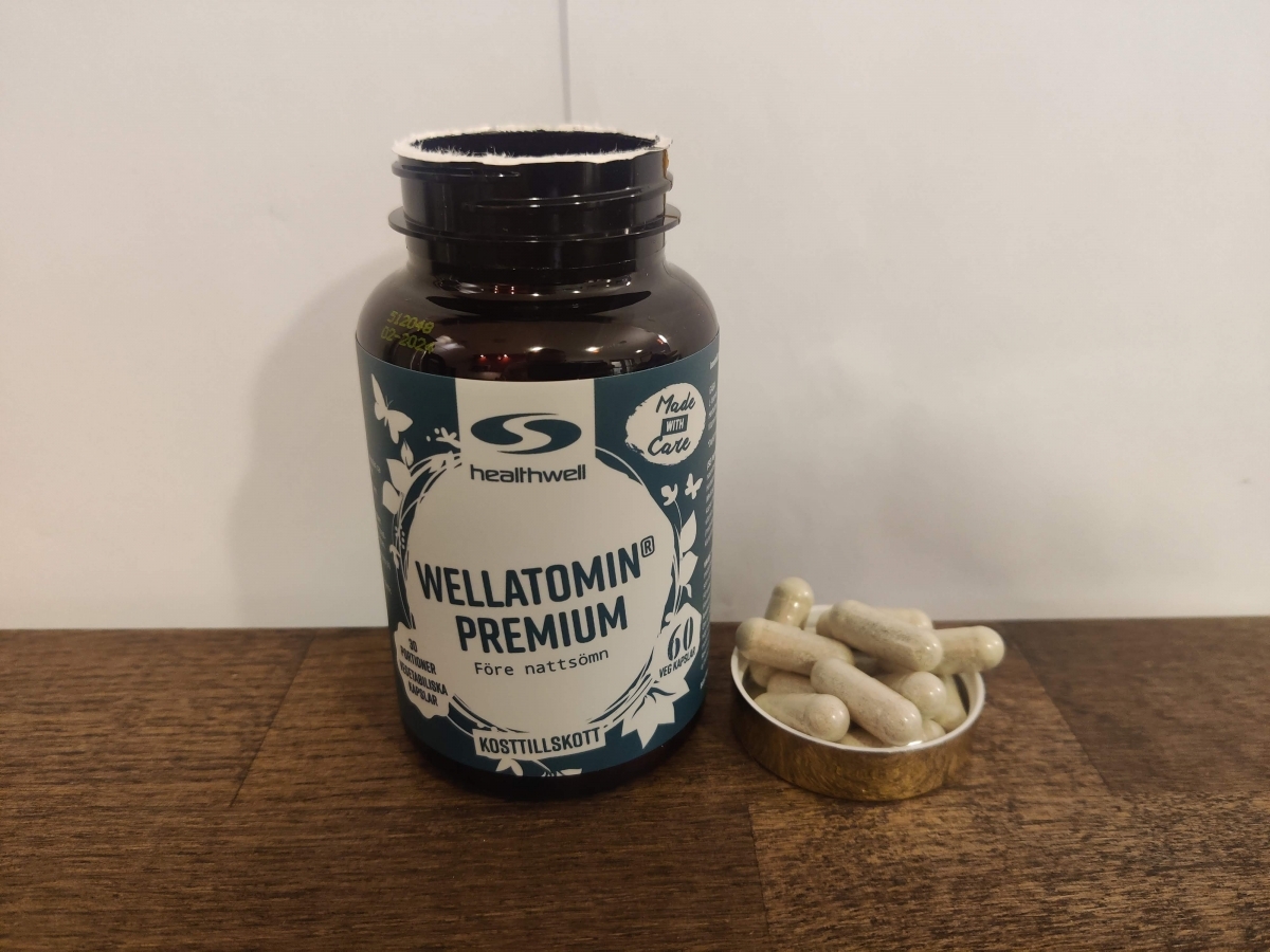 Wellatomin Premium på träbord med kapslar bredvid, foto från testet