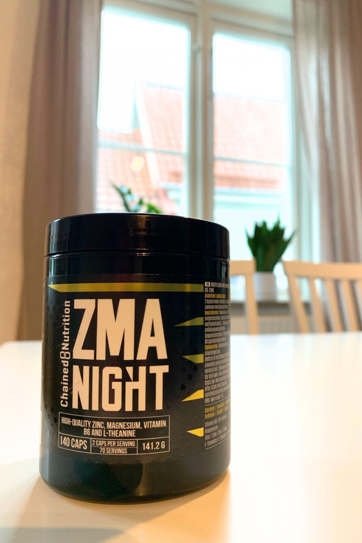 Chained Nutrition ZMA Night på köksbord i mjukt kvällsljus, fotograferad av oss under testet