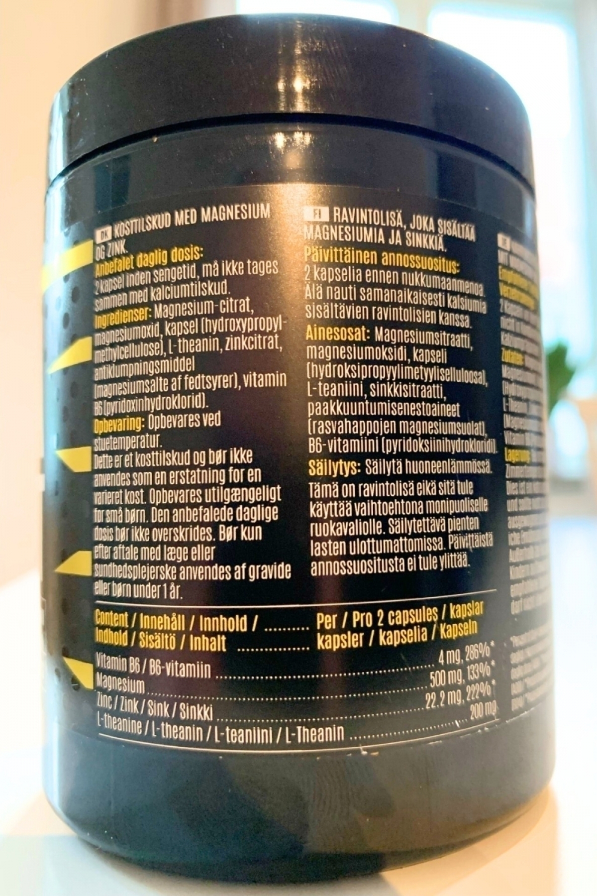 Närbild på etiketten med innehåll och dosering för ZMA Night med <a href='https://www.kostnord.se/kosttillskott/teanin'>L-teanin</a>, magnesium, zink och B6