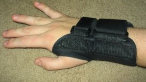 hand med handledsskydd